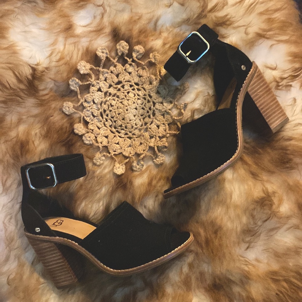 UGG SANDALS